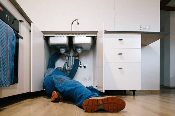 Professional Emergency Plumber technician working in Barling, AR